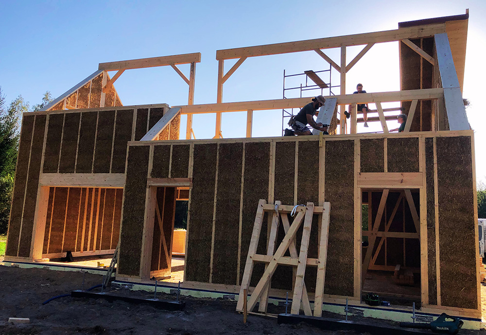 Szkielet drewniany i moduły drewniano-słomiane - jeden z etapów budowy