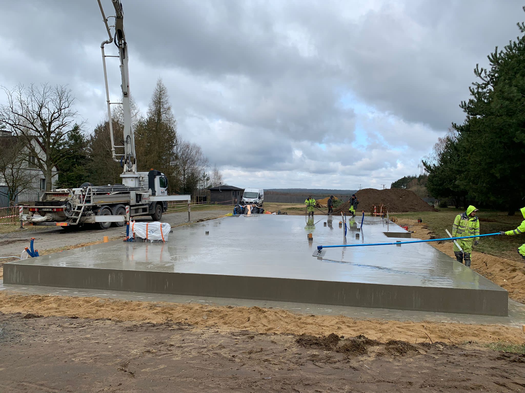 Początkowy etap budowy domu z modułów drewniano-słomianych przez firmę Domy ze słomy