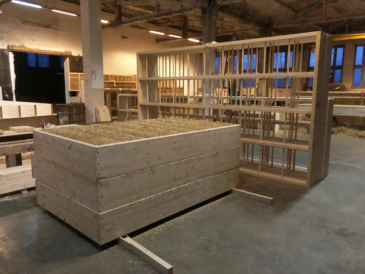 Drugi etap budowy domu przez firmę Domy ze słomy - prefabrykacja modułów