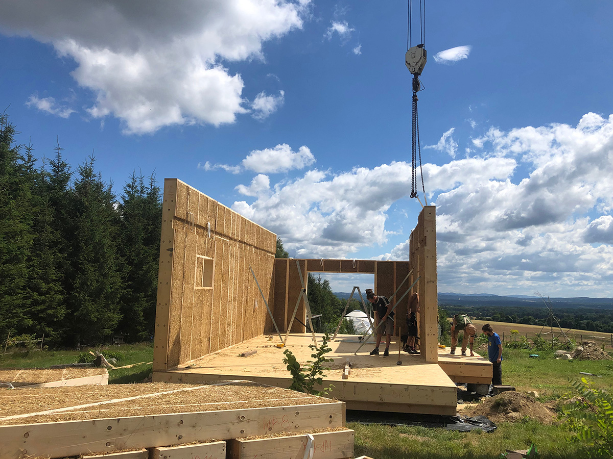 Ważny etap budowy domu przez firmę Domy ze słomy - tworzenie ścian i stropów z modułów